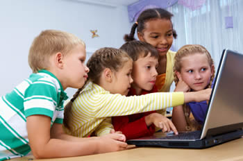 年轻学生聚集在电脑周围